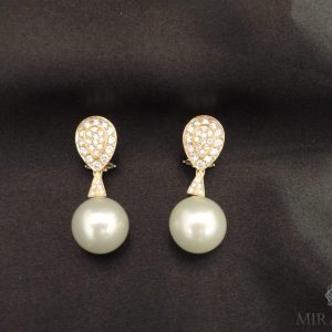 Orecchini pendenti in oro, perle e diamanti, anni 1950 – 60