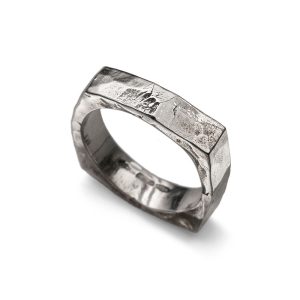 BABELE – Anello fascia squadrata in argento martellato