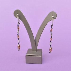 Avvenenti orecchini in argento con elementi d’argento bianchi e rosé e filo di cotone marino blu – Orecchini pendenti – S – O44 – ORECCHINI DA DONNA